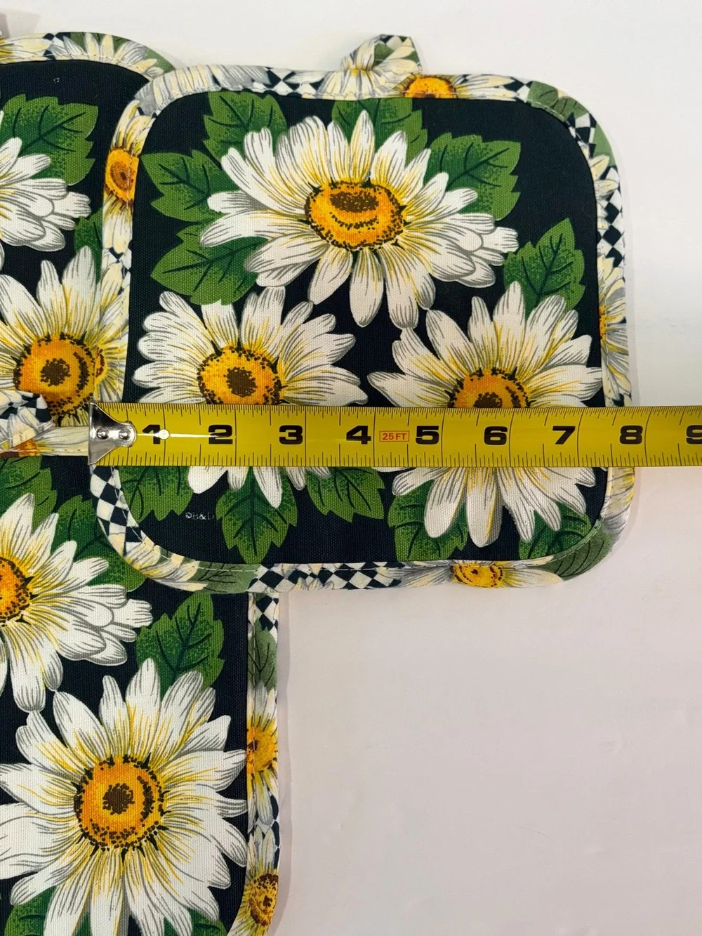 Set Of 4 Vintage -style quilted cotton pot holders with Daisy Pattern NWOT